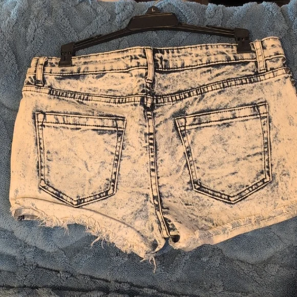 BOGO🏷️Vintage 90"a Rocker Girl Studded Acid Wash Denim Shorts - Picture 8 of 13